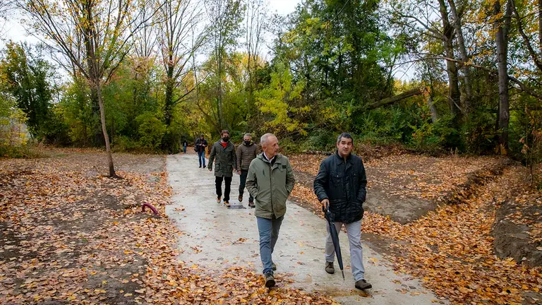Nuevo tramo del Paseo Fluvial de la Comarca en Berroa (Huarte). JESÚS CASO