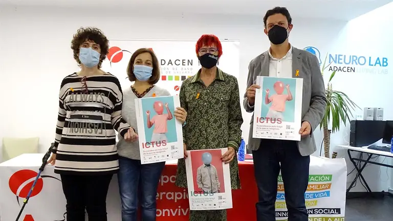 De izquierda a derecha, Yolanda Mutilva, una persona afectada por un ictus; la neuróloga de la Unidad de Ictus del Hospital Universitario de Navarra (HUN) María Herrera; la consejera de Salud del Gobierno de Navarra, Santos Induráin; y el director de Adacen, Andrés Ilundáin. ADACEN