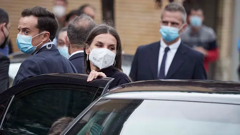La reina Letizia se sube al coche, después de asistir al Festival de Cine Ópera Prima, en los Cines Moncayo, a 29 de octubre de 2021, en Tudela, Navarra (España). Durante su visita, Letizia ha visionado la película ‘Esa pareja feliz’, la primera obra de Juan Antonio Bardem y Luis Berlanga. El film ha sido premiado por la Reina con motivo del centenario del nacimiento de su director.
ESPAÑA;EUROPA PRESS;SANZ NIETO;EDUARDO
Eduardo Sanz / Europa Press
29/10/2021