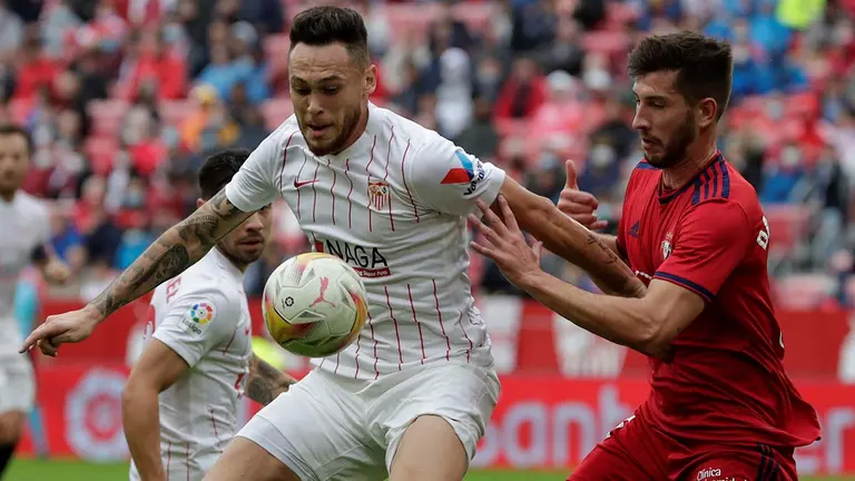 El delantero argentino del Sevilla Lucas Ocampos, y el defensa de Osasuna David García, durante el partido correspondiente a la jornada 12 de LaLiga Santander en el estadio Sánchez Pizjuán. EFE/Julio Muñoz