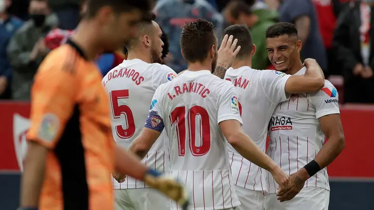 El defensa argentino del Sevilla Diego Carlos (d), celebra su gol contra Osasuna durante el partido correspondiente a la jornada 12 de LaLiga Santander en el estadio Sánchez Pizjuán. EFE/Julio Muñoz