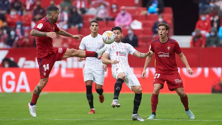 Ruben Garcia of Osasuna and Gonzalo Montiel of Sevilla in action during the spanish league, La Liga Santander, football match played between Sevilla FC and CA Osasuna at Ramon Sanchez-Pizjuan stadium on October 30, 2021, in Sevilla, Spain.
Joaquin Corchero / AFP7 / Europa Press
30/10/2021 ONLY FOR USE IN SPAIN