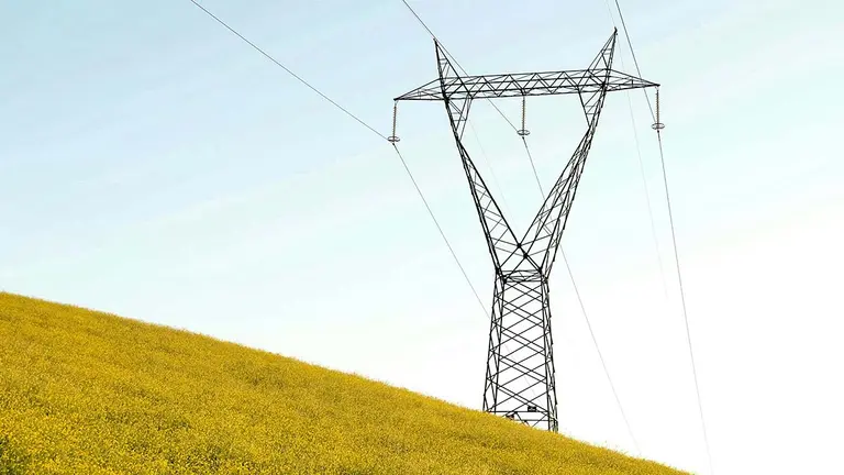 Una torre eléctrica en el monte. ARCHIVO