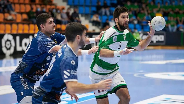 Anaitasuna se enfrenta Cangas del Morrazo en Pamplona. PABLO LASAOSA