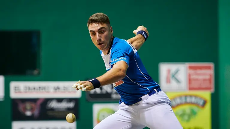 Unai Laso se enfreta a Peio Etxeberría en el Labrit de Pamplona. PABLO LASAOSA