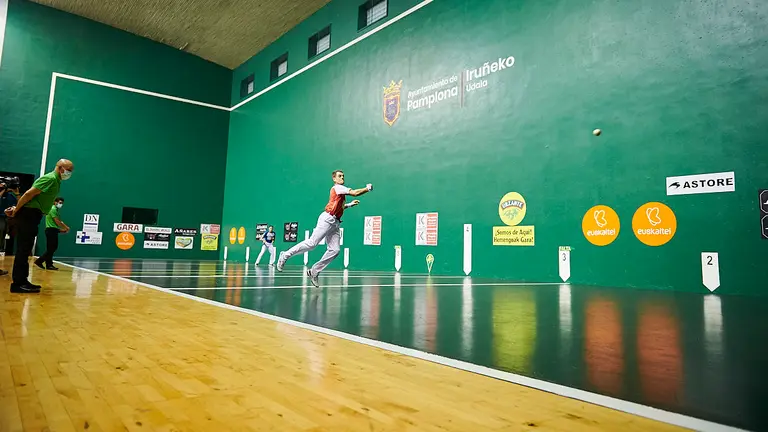 Unai Laso se enfreta a Peio Etxeberría en el Labrit de Pamplona. PABLO LASAOSA
