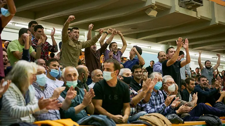 Unai Laso se enfreta a Peio Etxeberría en el Labrit de Pamplona. PABLO LASAOSA