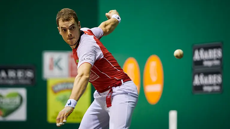 Unai Laso se enfreta a Peio Etxeberría en el Labrit de Pamplona. PABLO LASAOSA