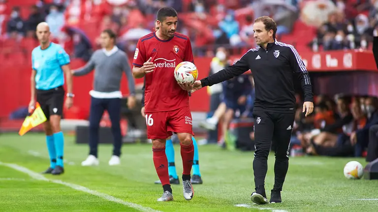 Jose Angel Valdes "Cote" y Jagoba Arrasate e el partido Sevilla - Osasuna (2-0). Foto Europa Press.