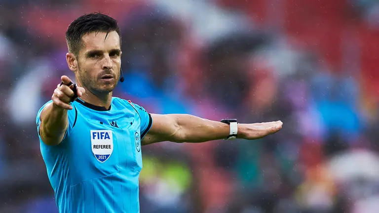 El árbitro Carlos Del Cerro Grande en el partido Sevilla - Osasuna (2-0). Foto Europa Press.