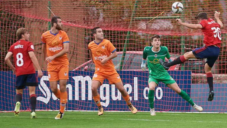Osasuna Promesas se enfrenta a la Peña Sport en las instalaciones de Tajonar. MIGUEL OSÉS