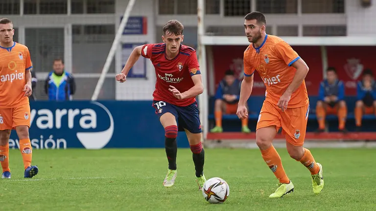 Osasuna Promesas se enfrenta a la Pe&ntilde;a Sport en las instalaciones de Tajonar. MIGUEL OS&Eacute;S