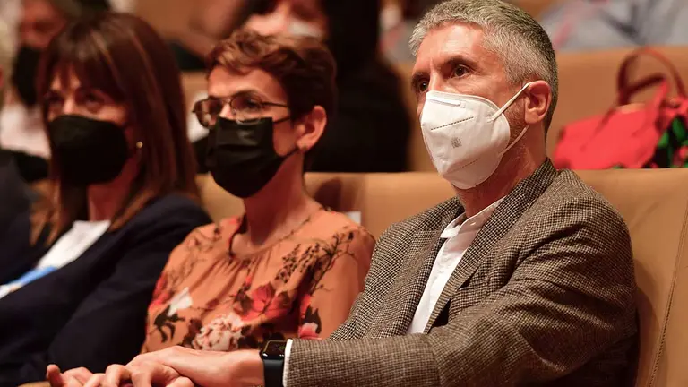 La presidenta del Gobierno de Navarra, María Chvite, y el ministro del Interior, Fernando Grande-Marlaska, en la segunda jornada del 15º congreso regional del PSOE La Rioja este domingo en Logroño. 
Iván Delgado / Europa Press