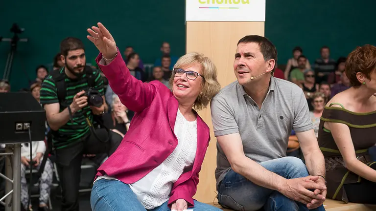 Arnaldo Otegi en un acto en Pamplona junto a Miren Aranoa, del sector crítico de EA. PABLO LASAOSA / ARCHIVO