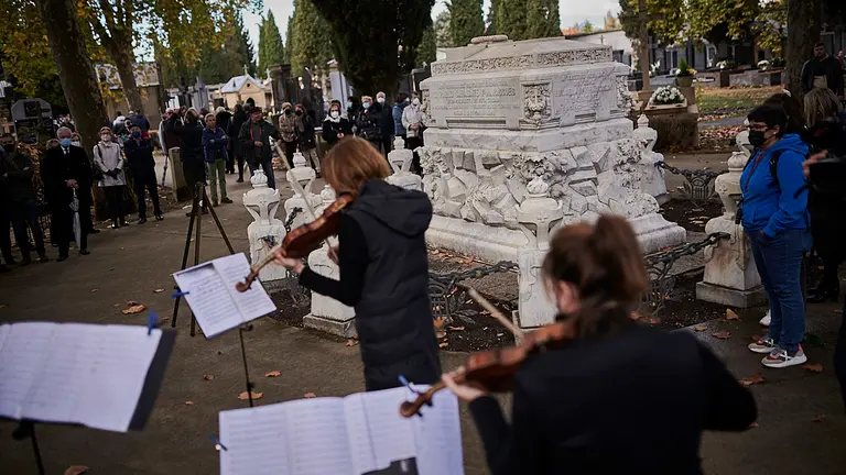 Responso en el cementerio de Pamplona en honor a Pablo Sarasate durante el primero de noviembre. PABLO LASAOSA