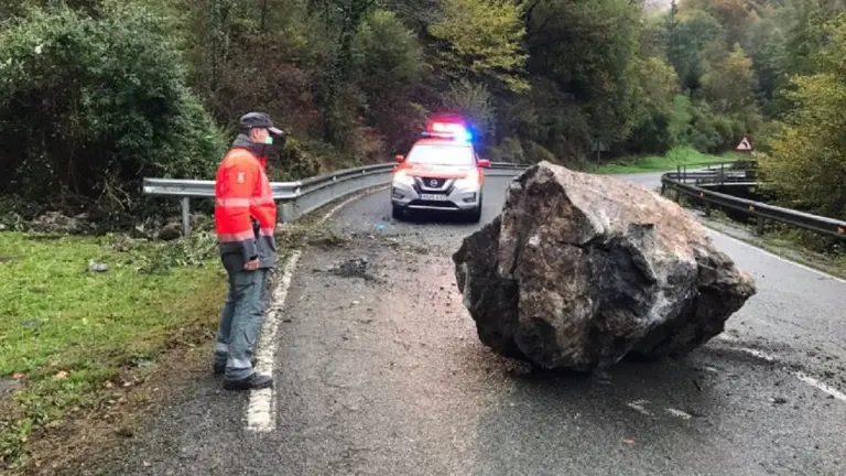 Desprendimiento en Lezaeta (NA-1300) POLIC&Iacute;A FORAL