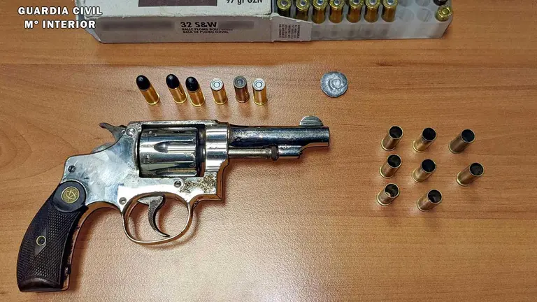 Arma con la que disparó el detenido - GUARDIA CIVIL