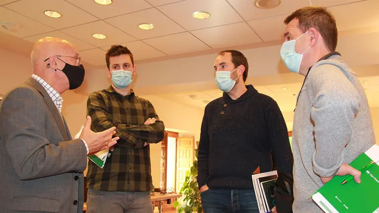 El consejero Ciriza junto con el alcalde de Lesaka, Ladis Satrústegui, el teniente alcalde de Baztan, Xabi Maia, y el alcalde de Bera, Aitor Elexpuru. GOBIERNO DE NAVARRA