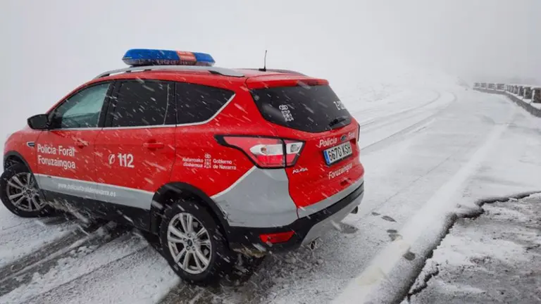 Agentes de la Policía Foral en el mirador de Pikatua, en la estación de Abodi. - POLICÍA FORAL
