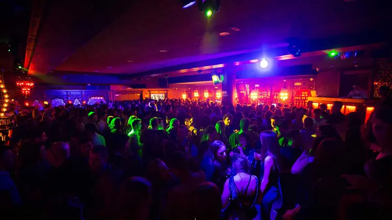 Decenas de personas disfrutan en una de las sesiones de la discoteca Indara de Pamplona. FOTO: DISCOTECA INDARA