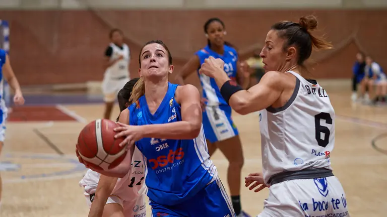 Partido de baloncesto entre el Ardoi y el Jairis Murcia. MIGUEL OSÉS