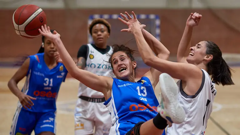Partido de baloncesto entre el Ardoi y el Jairis Murcia. MIGUEL OSÉS