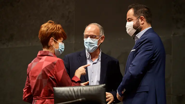 El portavoz del PSN, Ramón Alzorriz, junto a los parlamentarios de Eh Bildu, Adolfo Araiz y Bakartxo Ruiz, momentos antes del comienzo del pleno del debate de la comunidad. MIGUEL OSÉS