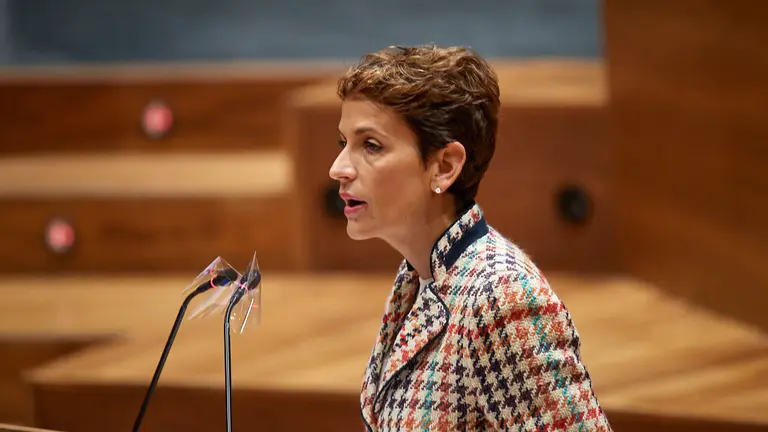 La presidenta del gobierno de Navarra, María CHivite, en el atril durante el debate de la comunidad. MIGUEL OSÉS