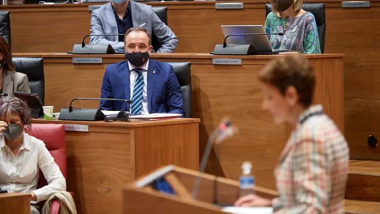 Javier Esparza, portavoz de Navarra Suma, durante el discurso de la presidenta del gobierno en el debate de la comunidad. MIGUEL OSÉS