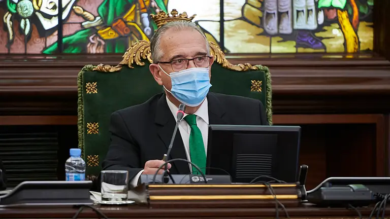 Enrique Maya, alcalde de Pamplona, en su asiento durante el pleno. PABLO LASAOSA