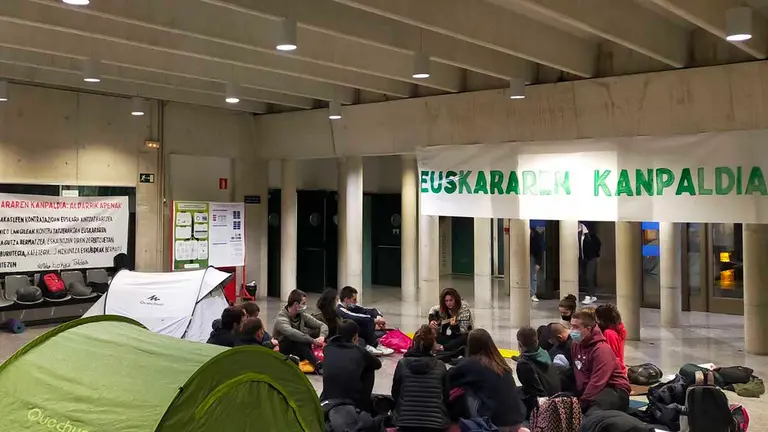Acampada del grupo Euskara Taldea autorizada por el rectorado de la UPNA en el edificio del aulario. TWITTER: @Euskarataldea