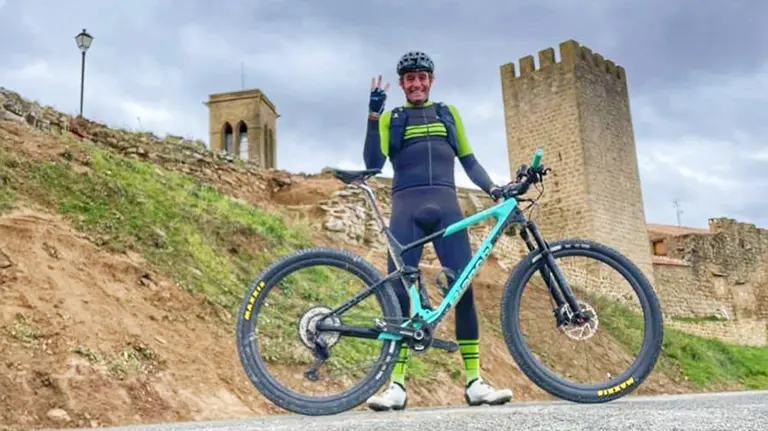Ricardo Abad posando con su bicicleta mientras se entrena en el cerco de Artajona. Facebook Ricardo Abad Martínez.