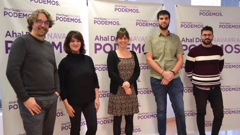 Carlos Guzmán y Maria Eugenia San Martín de IUN, juncon con Begoña Alfaro, Dani López e Imanol Cobo, de Podemos, tras la reunión para formar un frente de izquierdas. IUN