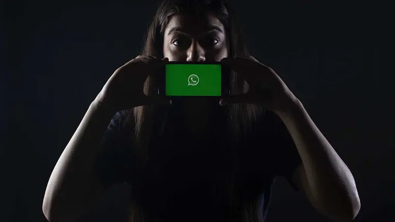 Una joven muestra un tel&eacute;fono m&oacute;vil con el logotipo de WhastApp. FOTO: Rachit Tank / Archivo