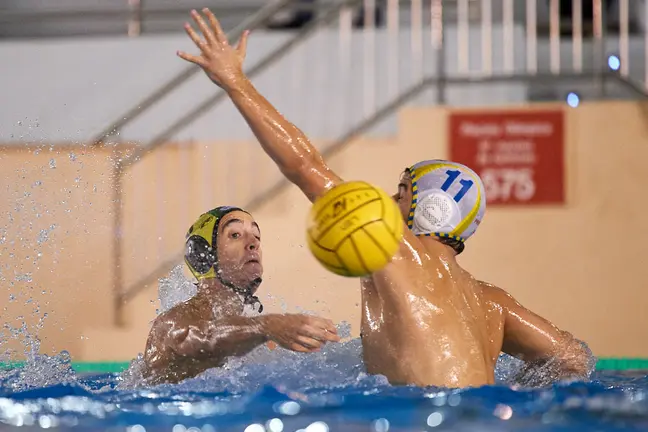 Waterpolo Navarra se enfrenta al Canoe Madrid en la piscina del Amaya. MIGUEL OSÉS