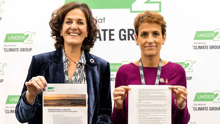 Itziar Gómez y María Chivite muestran los textos con los compromisos asumidos por Navarra. GOBIERNO DE NAVARRA