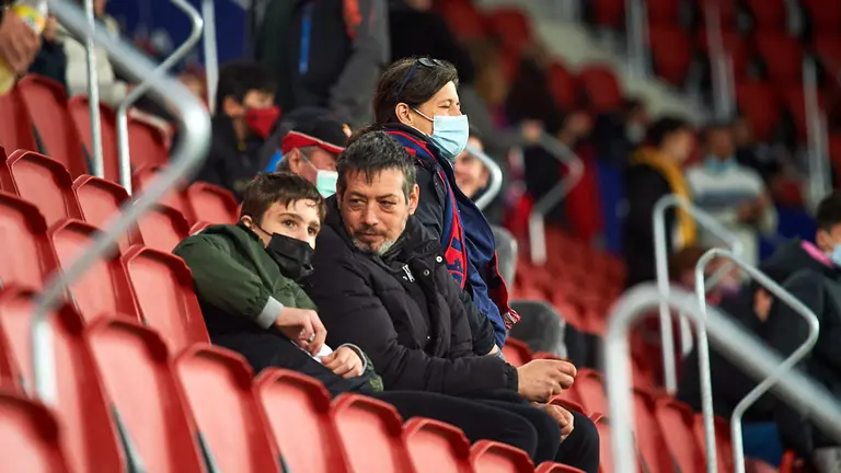 La grada de El Sadar durante el partido entre Osasuna y la Real Sociedad. MIGUEL OSÉS