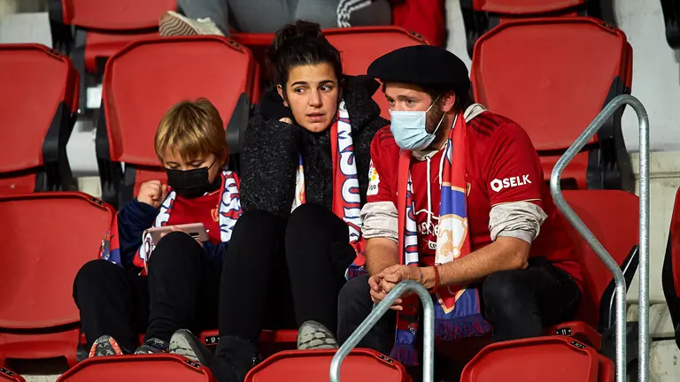 La grada de El Sadar durante el partido entre Osasuna y la Real Sociedad. MIGUEL OSÉS
