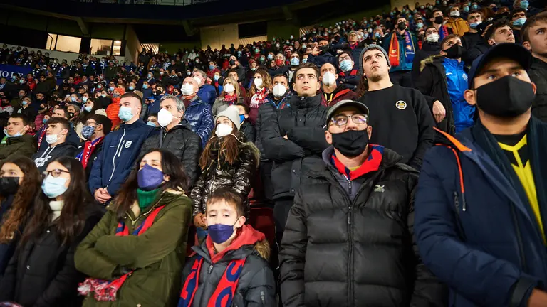 Los entrenadores de Osasuna, Jagoba Arrasate, y de la Real Sociedad, Imanol Alguacil, durante el partido de este domingo en El Sadar. MIGUEL OSÉS