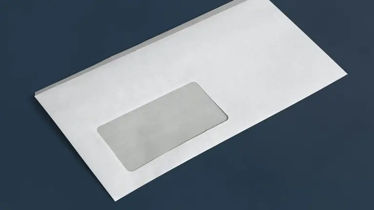 Un sobre sobre una mesa. ARCHIVO