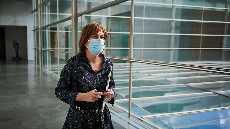 Uxue Barkos de Geroa Bai en su llegada a la Mesa y Junta de Portavoces. PABLO LASAOSA