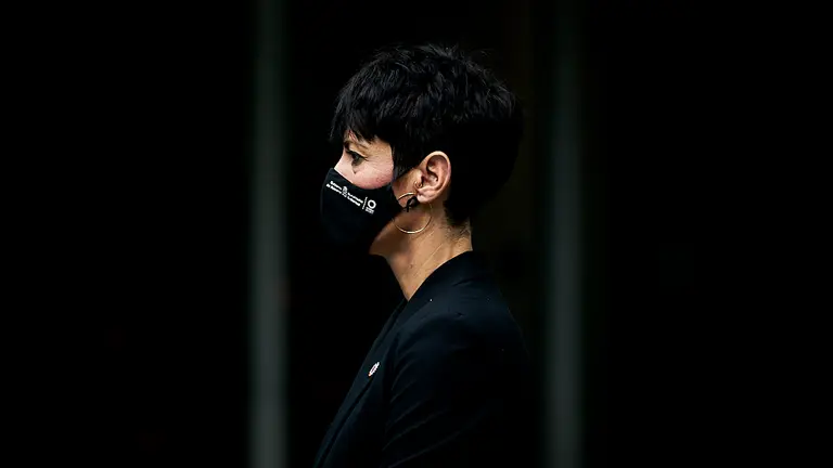 La consejera de Economía y Hacienda, Elma Saiz, entrega los Presupuestos de Navarra 2022 al presidente del Parlamento, Unai Hualde. PABLO LASAOSA