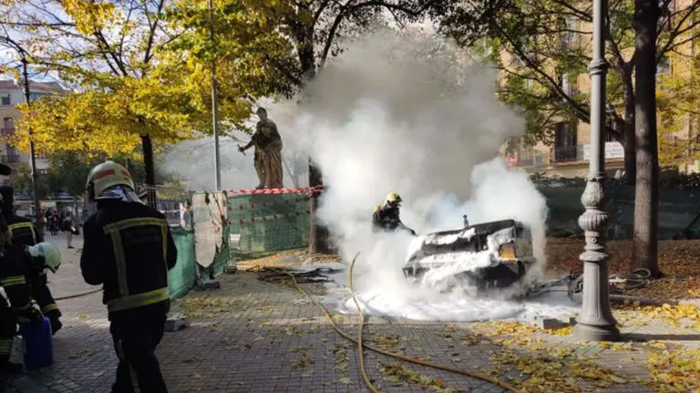 Incendio provocado por una m&aacute;quina en el Paseo de Sarasate de Pamplona. NAVARRACOM (7)