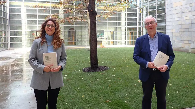 La autora del libro, Rebeca Madurga, y el director del Servicio de Archivos y Patrimonio Documental del Gobierno de Navarra, Joaquín Llansó. GOBIERNO DE NAVARRA