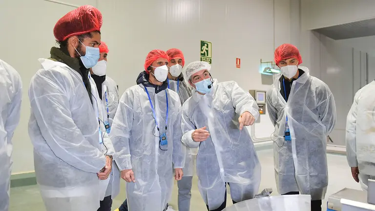 La primera plantilla del Club Atlético Osasuna visita la fábrica de su patrocinador, Verleal, en Fustiñana. VERLEAL