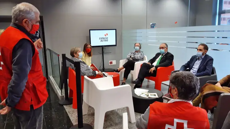 El alcalde de Pamplona, Enrique Maya, y la concejala delegada de Servicios Sociales, Acción Comunitaria y Deporte, María Caballero, han visitado el “Espacio Activo” de Cruz Roja Navarra. AYUNTAMIENTO DE PAMPLONA