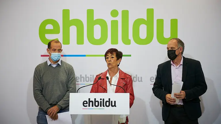 Rueda de prensa para valorar las últimas sentencias judiciales sobre la planta de biometanización de Ultzama con la participación de Adolfo Araiz, parlamentario foral, Martín Pikabea, alcalde de Ultzama, y Arantxa Martinez, exalcaldesa de Ultzama. PABLO LASAOSA