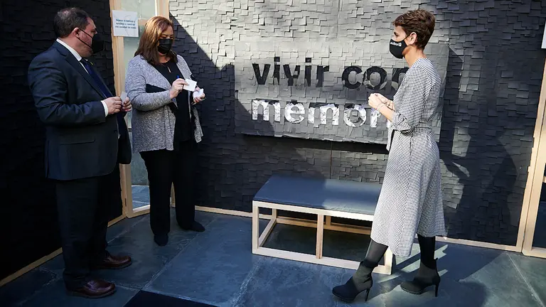 Inauguración de la exposición "Vivir sin Miedo, Vivir con Memoria", organizada por la Asociación de Víctimas del Terrorismo del 10 al 24 de noviembre en el Parlamento de Navarra. PABLO LASAOSA