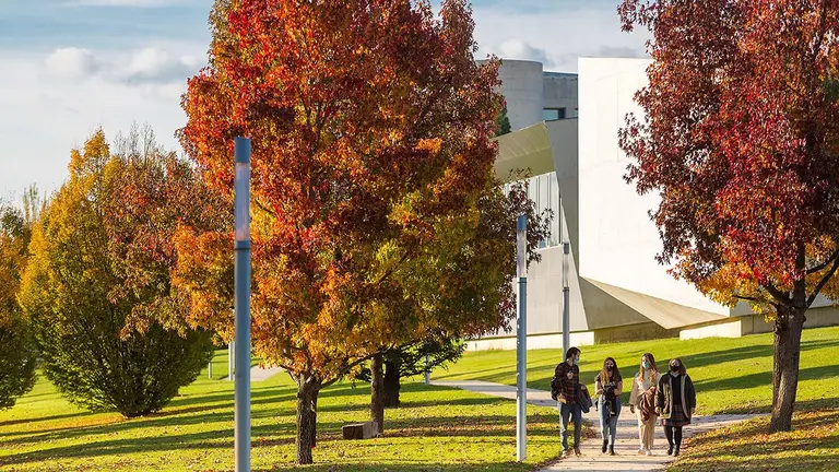 Varias personas caminan por el campus de la Universidad de Navarra. CEDIDA