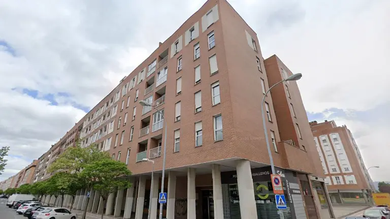 Muere la mujer que cayó envuelta en llamas por la ventana de un segundo piso en la Avenida Pamplona en Echavacoiz. GOOGLE MAPS